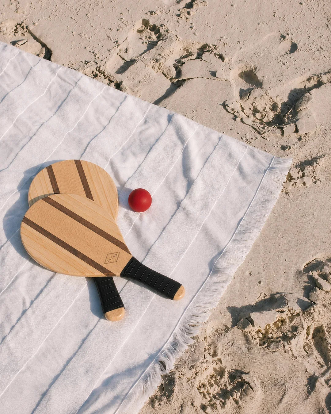 Palas de playa de madera noble: por qué el material importa más de lo que crees